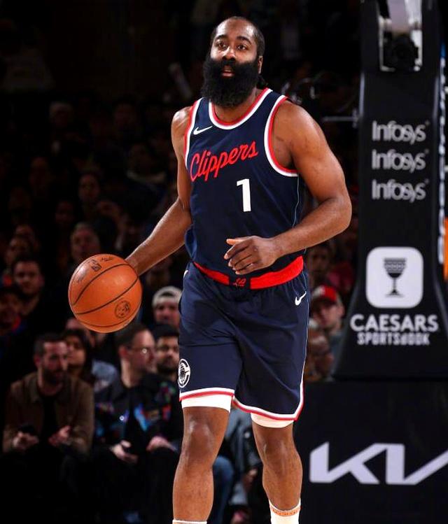 阿扎伦卡回归赛场，突破纪录首场状态亮眼，快船观众沸腾！